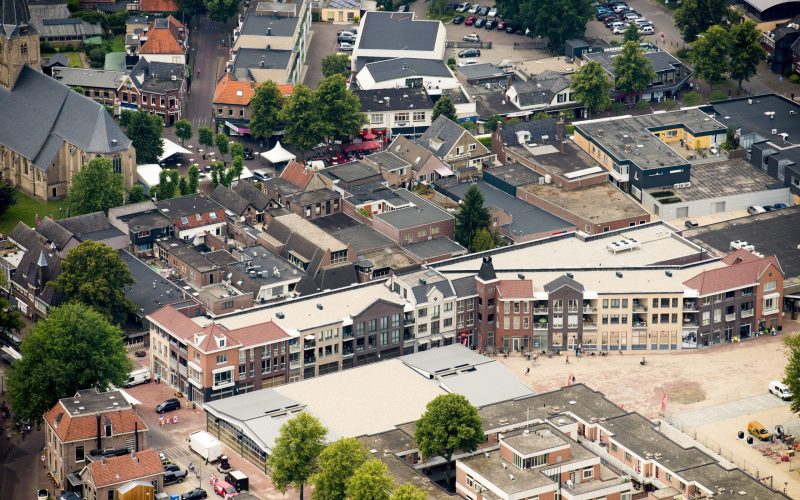 Het centraal in Epe gelegen Winkelcentrum De Marktwand, geopend in 1974, wordt opnieuw opgebouwd. De oppervlakte van de nieuwe Marktwand bedraagt ca. 4.100 m2. Boven de winkels komen 25 appartementen. Ook de buitenruimte wordt opnieuw ingericht. Tegenover de nieuwe Marktwand verrijst de Markthal.